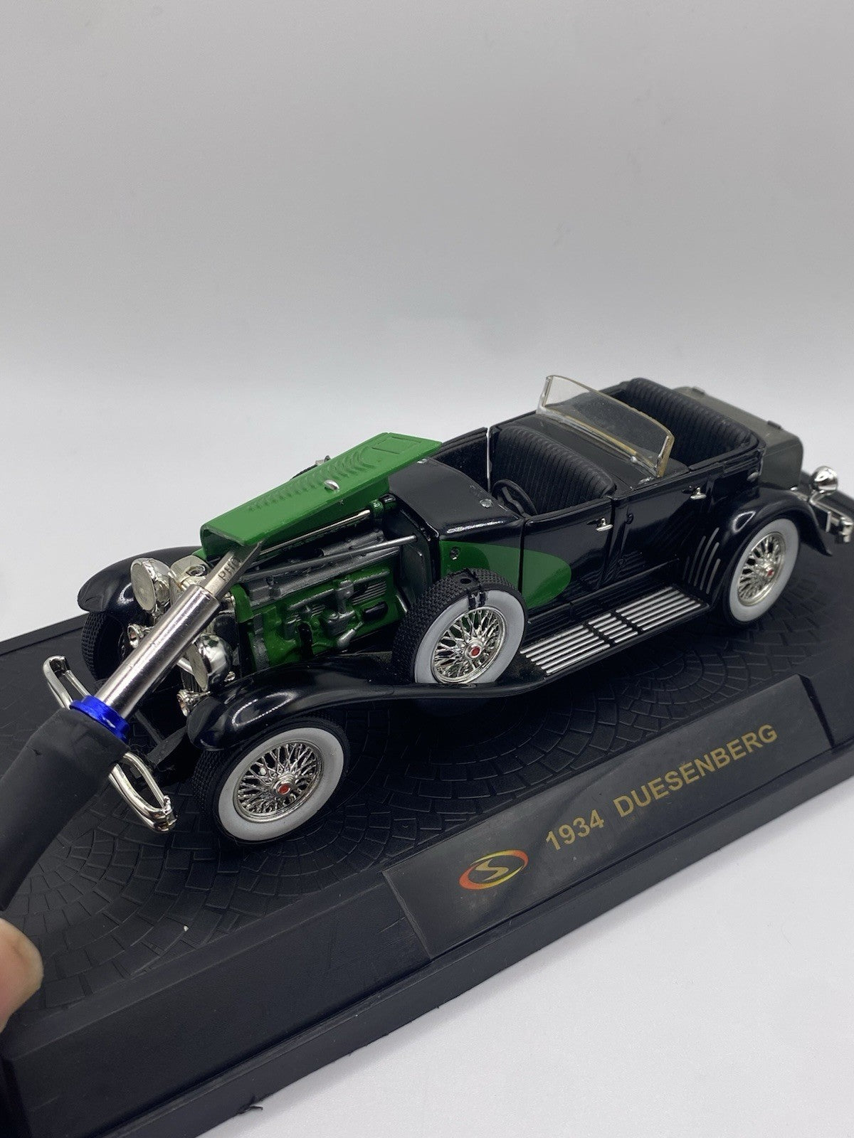 1934 Duesenberg 1/32 scale car Missing Windshield