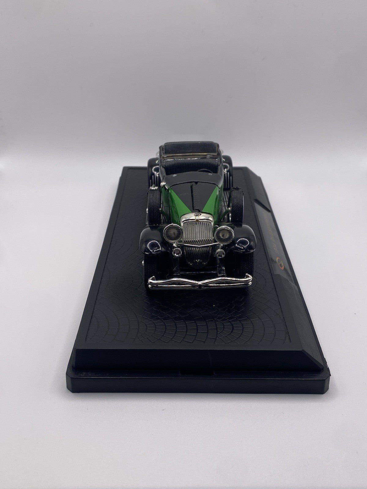 1934 Duesenberg 1/32 scale car Missing Windshield