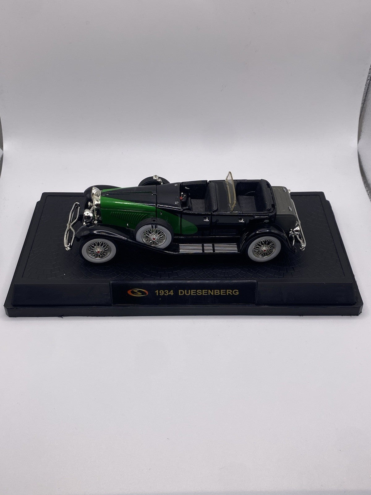1934 Duesenberg 1/32 scale car Missing Windshield