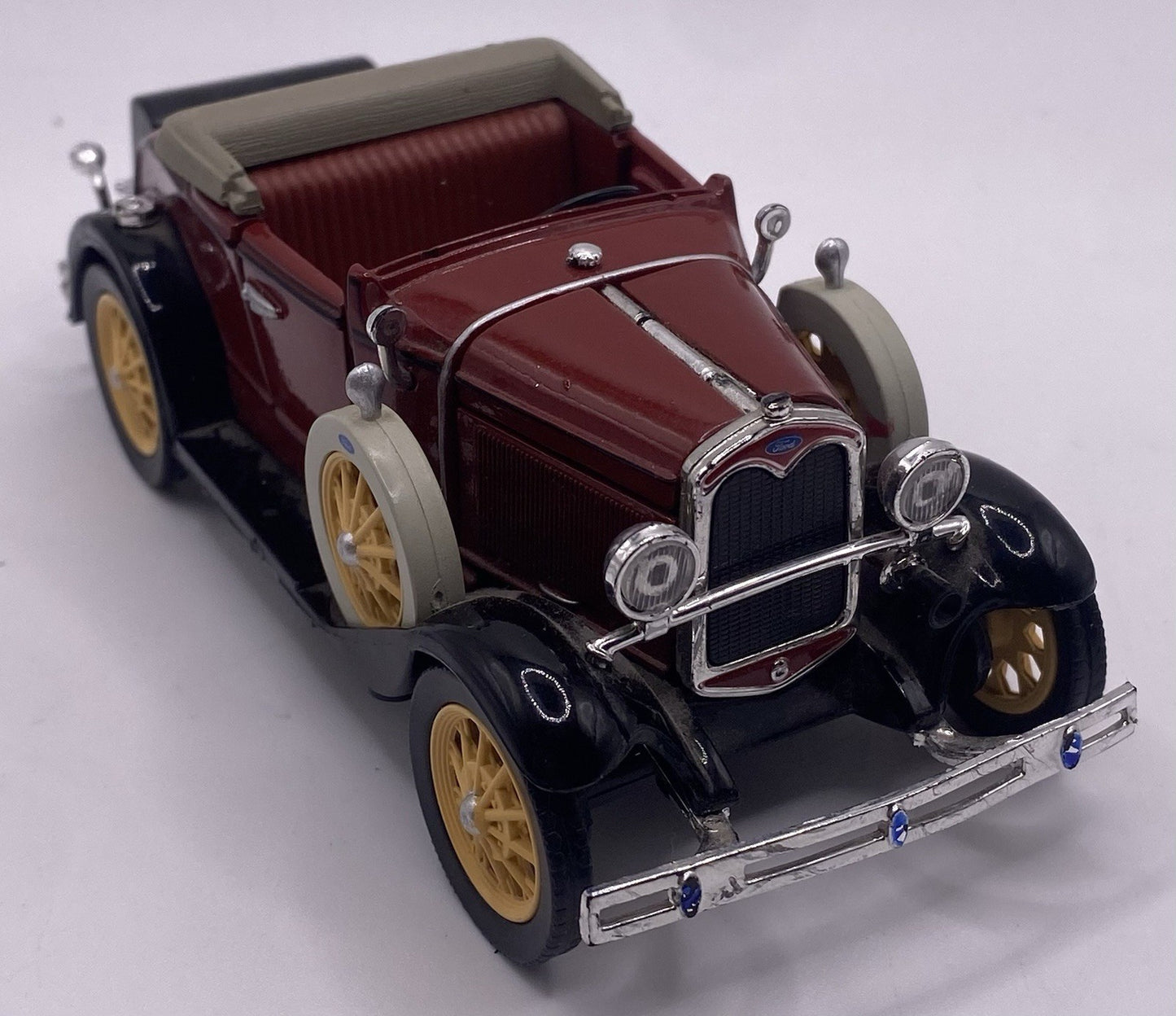 1931 Ford Model A 1:32 scale die cast collectible. Pre-owned. Missing Windshield